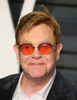 British musician Elton John arrives to the Vanity Fair Party following the 88th Academy Awards at The Wallis Annenberg Center for the Performing Arts in Beverly Hills, California, on February 26, 2017. / AFP PHOTO / JEAN-BAPTISTE LACROIX