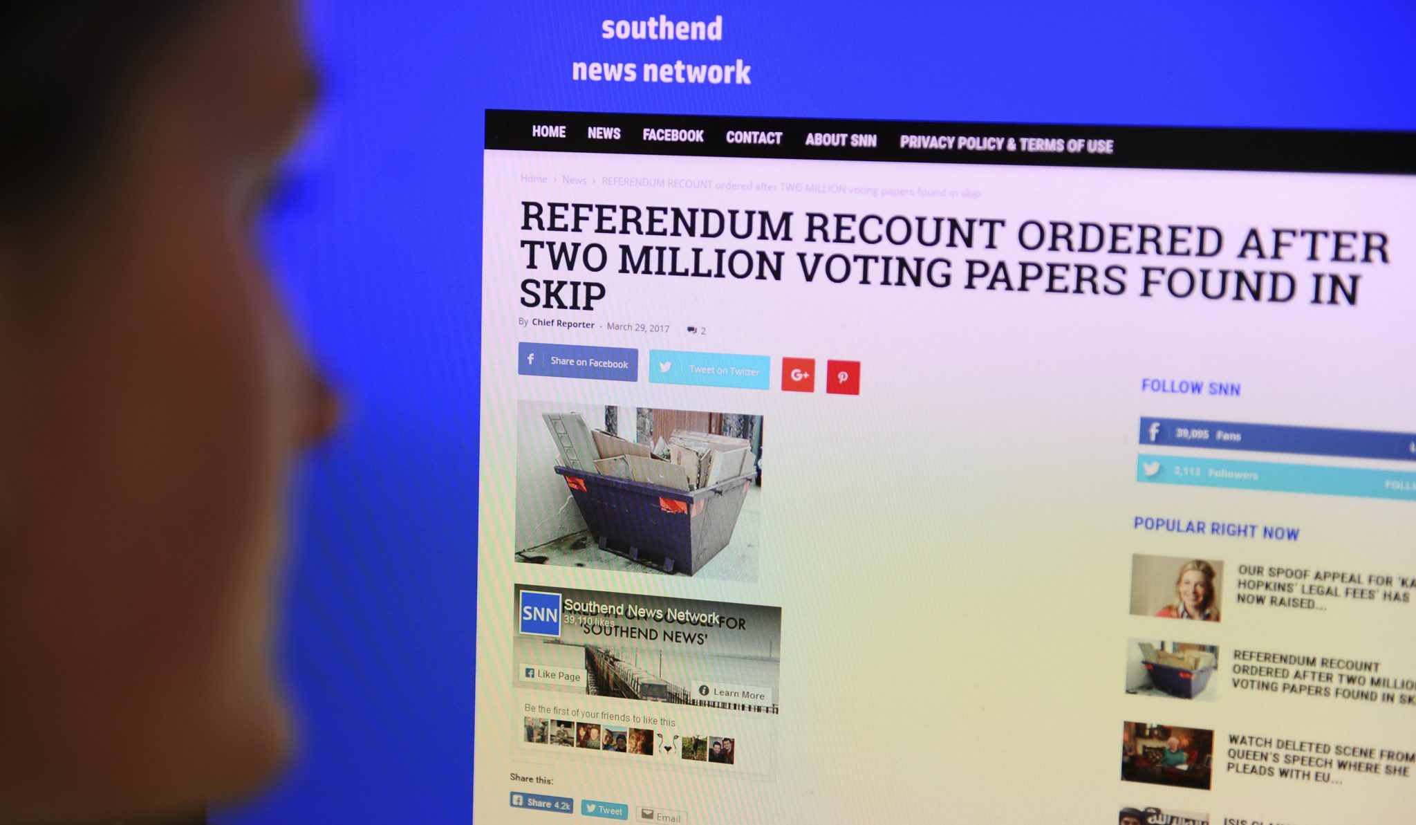 A journalist poses reading a satirical fake news story on the Southend News Network website in London on March 31, 2017. The rise of fake news has been a hot topic in Britain this year, with the lawmaker leading a probe into the phenomenon warning it was "a threat to democracy". The Southend News Network turns out topical satirical stories, often patently ludicrous, that nonetheless get shared worldwide -- and occasionally picked up by mainstream news outlets. / AFP PHOTO / DANIEL SORABJI