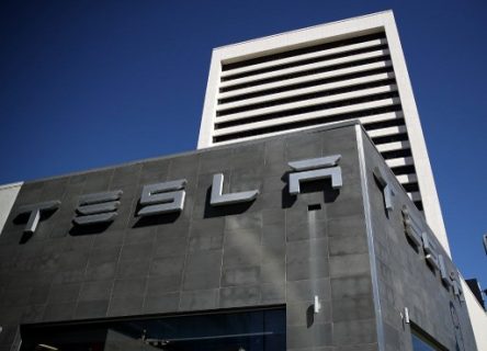 (FILES) This file photo taken on February 22, 2017 shows a sign posted on the exterior of a Tesla service center o in Los Angeles, California. Tesla sold more than 25,000 vehicles in the first quarter, a record that beat analysts' forecasts, the electric carmaker said April 2, 2017. The Palo Alto, California-based carmaker saw deliveries bounce back by 69 percent compared to a rough first quarter in 2016. Tesla produced 25,418 vehicles, a bit above its prior record in the third quarter of 2016. / AFP PHOTO / GETTY IMAGES NORTH AMERICA / JUSTIN SULLIVAN