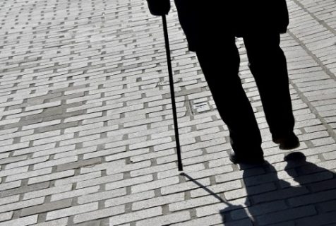 (FILES) This file photo taken on March 16, 2017 shows an old man walking with a cane on in Nantes, western France. As we age, our brain shrinks, but a select group of elders known as "super-agers" lose less brain volume than regular seniors, which may help them stay sharp, researchers said on April 4, 2017.The findings in the Journal of the American Medical Association show that super-agers, 80 and older, have a significantly thicker brain cortex than people who are aging normally. / AFP PHOTO / LOIC VENANCE