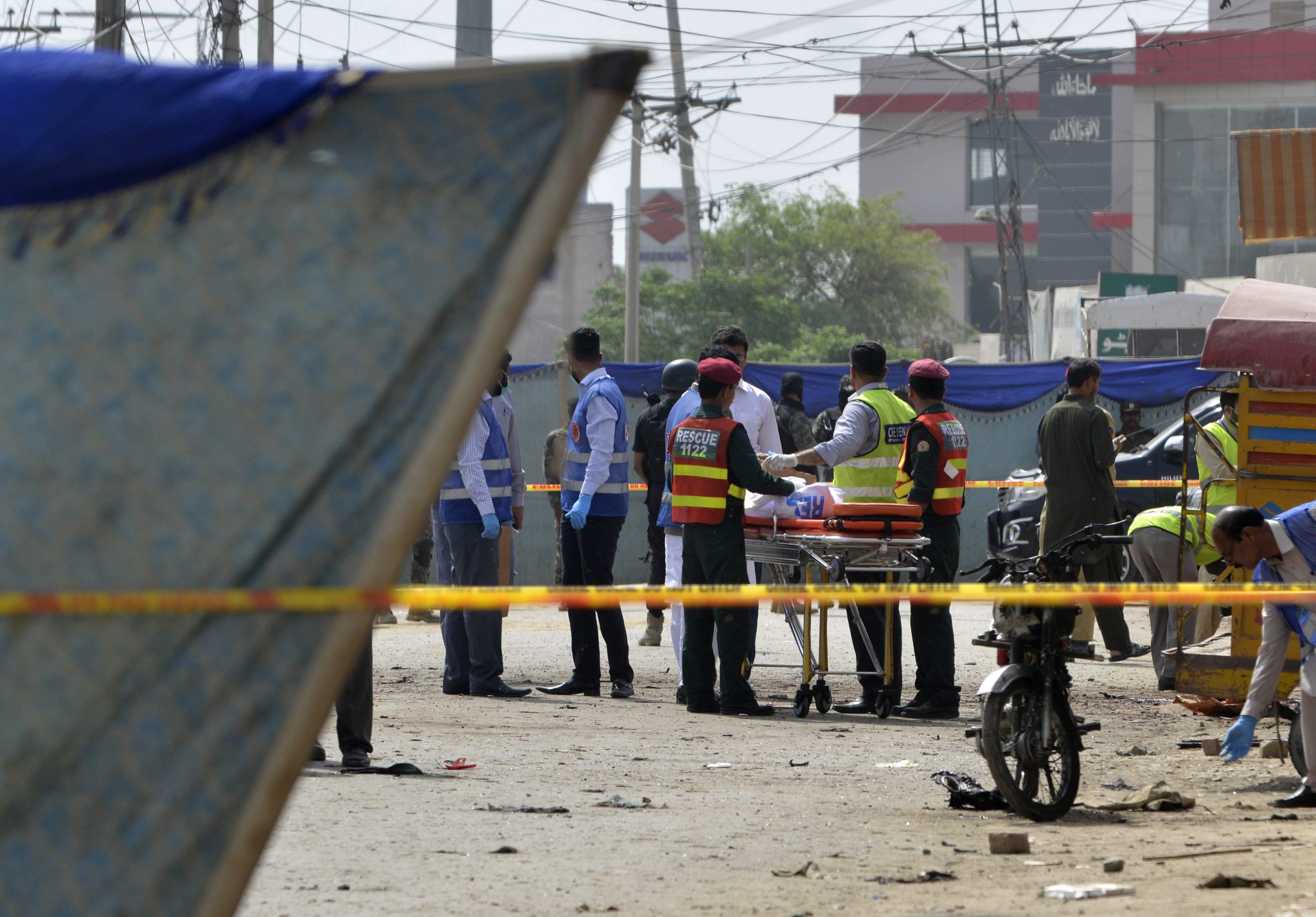 Pakistani security officials collect evidence from the scene of a blast in Lahore on April 5, 2017. At least four people have been killed in a blast which appeared to have been an attack targeting a census team in Pakistan's eastern city of Lahore on April 5, officials said. / AFP PHOTO / ARIF ALI