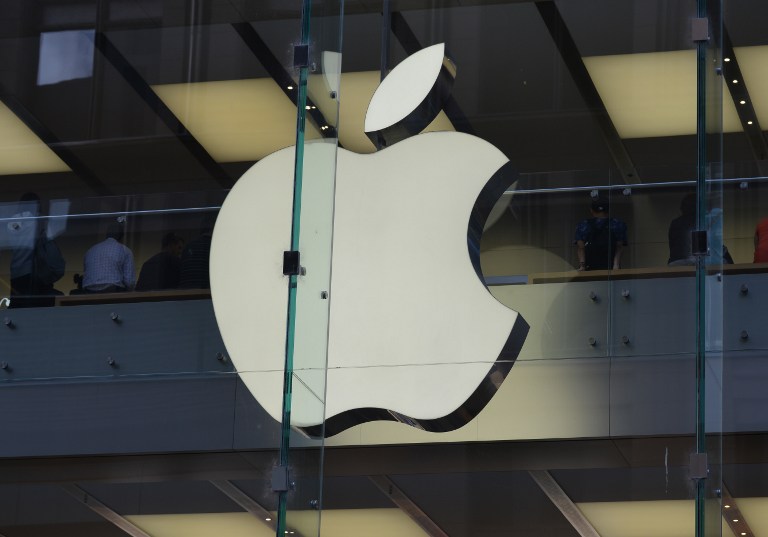 The Apple logo is displayed at a store in the central business district of Sydney on April 6, 2017. Apple was on April 6 taken to court by Australia's consumer watchdog for violating laws by allegedly refusing to look at or repair some iPads and iPhones previously serviced by a third party. / AFP PHOTO / PETER PARKS