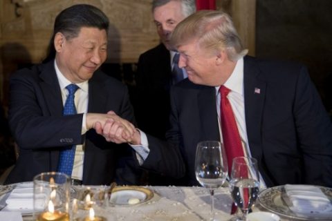 US President Donald Trump (R) and Chinese President Xi Jinping (L) shake hands during dinner at the Mar-a-Lago estate in West Palm Beach, Florida, on April 6, 2017. / AFP PHOTO / JIM WATSON