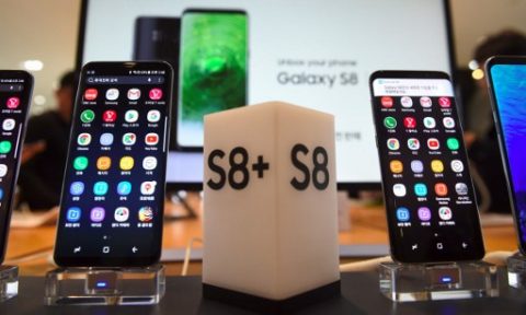 Samsung's new smartphone Galaxy S8 (R) and S8+ (L) are displayed at a Samsung showroom in Seoul on April 7, 2017. Samsung Electronics said on April 7 it expects profits to soar by 48.2 percent in the first quarter despite a smartphone recall fiasco and the arrest of its de facto head. / AFP PHOTO / JUNG Yeon-Je