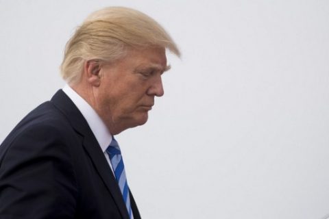US President Donald Trump boards Air Force One at Andrews Air Force Base, Maryland, April 13, 2017. / AFP PHOTO / JIM WATSON