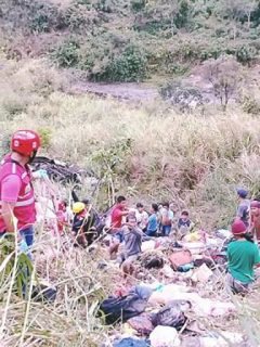 This handout photo taken on April 18, 2017 and released by the 84th Infantry Battallion 7th Infantry Divison of the Philippine Army, shows rescuers standing next to the bodies of accident victims after a passenger bus plunged into a ravine in Carranglan town, Nueva Ecija province, north of Manila. At least 26 people were killed and 21 injured when a passenger bus crashed into a deep ravine in the mountainous northern Philippines on April 18, authorities said. / AFP PHOTO / Philippine Army / Handout 