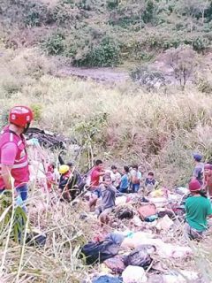 This handout photo taken on April 18, 2017 and released by the 84th Infantry Battallion 7th Infantry Divison of the Philippine Army, shows rescuers standing next to the bodies of accident victims after a passenger bus plunged into a ravine in Carranglan town, Nueva Ecija province, north of Manila. At least 26 people were killed and 21 injured when a passenger bus crashed into a deep ravine in the mountainous northern Philippines on April 18, authorities said. / AFP PHOTO / Philippine Army / Handout