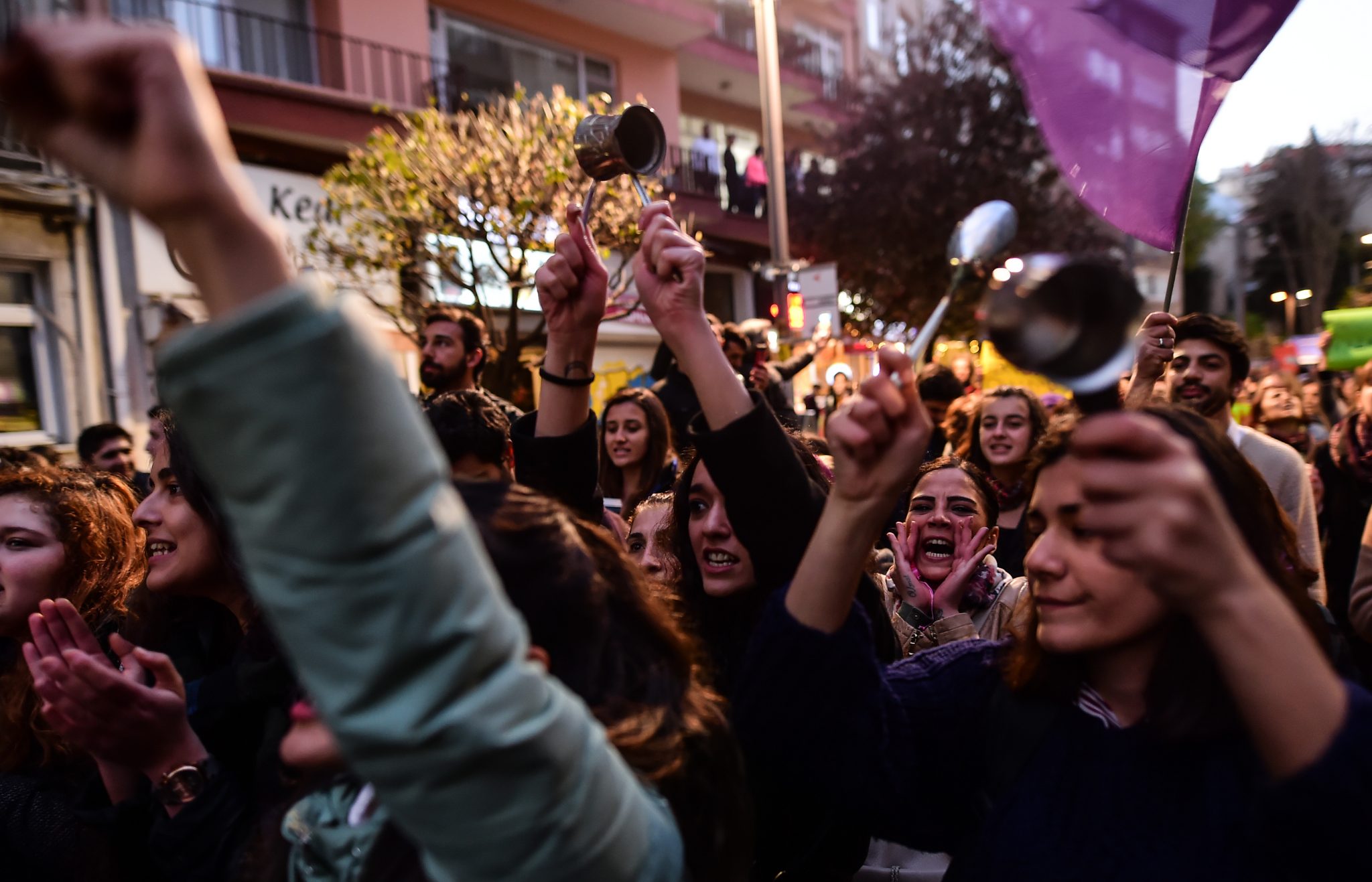 Supporters of the "No"  march to submit their petition to call for the annulment of a referendum that approved sweeping constitutional changes boosting President Recep Tayyip Erdogan's powers, claiming blatant vote-rigging had swung the result, on April 18, 2017 in Istanbul. / AFP PHOTO / YASIN AKGUL