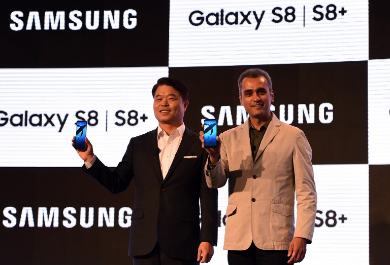 President and CEO of Samsung Southwest Asia HC Hong (L) and senior vice president for mobile business for Samsung India Asim Warsi pose during the launch of the Samsung Galaxy S8 and Galaxy S8+ smartphones during an event in New Delhi on April 19, 2017. / AFP PHOTO / MONEY SHARMA