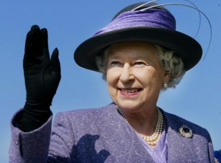 (FILES) In this photograph taken on 12 October 2002, Queen Elizabeth II waves as she leaves Princess Louise's Park in Sussex, New Brunswick. Britain's Queen Elizabeth II celebrates her 91st birthday on April 21, 2017, with the world's longest-reigning monarch taking a step back from royal duties to allow the younger generation to step forward. / AFP PHOTO / ANDRE FORGET