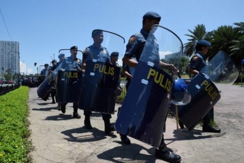 Philippine policemen of the anti-riot unit, guard the road leading to the venue of the Association of Southeast Asian Nations (ASEAN) summit in Manila on April 24, 2017. Authorities have started deploying security personnel in and around the Asean summit venue ahead of the meeting on April 28 to 29. / AFP PHOTO / TED ALJIBE