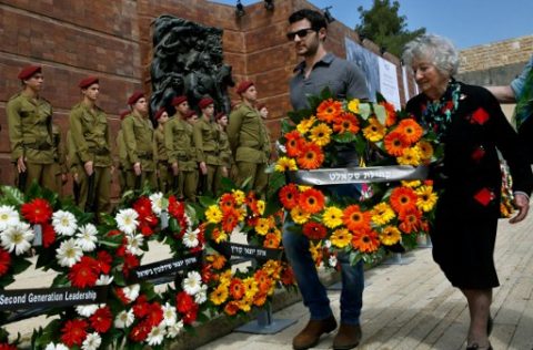 Israeli relatives of Holocaust victims lay a wreath during a ceremony marking the annual Holocaust Remembrance Day at the Yad Vashem Holocaust Memorial in Jerusalem on April 24, 2017. Israelis stood silent and sirens rang out for two minutes as the country held its annual remembrance of the six million Jewish victims of the Holocaust. / AFP PHOTO / GIL COHEN-MAGEN