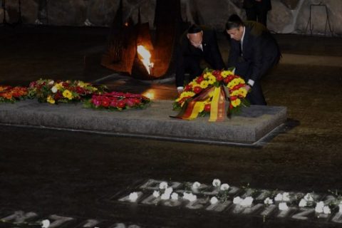 German Foreign Minister Sigmar Gabriel (R) and German ambassador to Israel, Clemens von Goetze, lay a wreath at the Hall of Remembrance, where the names of major death and concentration camps are written, during his visit to the Yad Vashem Holocaust Memorial museum commemorating the six million Jews killed by Nazis during World War II, in Jerusalem on April 24, 2017. / AFP PHOTO / GALI TIBBON