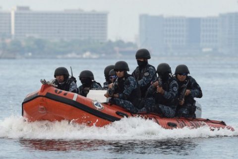 Members of a Philippine coast guard anti-terrorism unit ride on a speed boat as they hold a security drill near the venue of the Association of Southeast Asian Nations (ASEAN) summit off Manila Bay on April 25, 2017. Authorities have started deploying security personnel in and around the ASEAN summit venue ahead of the leaders' meeting on April 28-29. / AFP PHOTO / TED ALJIBE