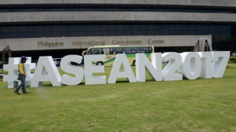 A worker waters the grounds around an ASEAN logo outside the Philippine International Convention Center (PICC), venue for the Association of Southeast Asian Nations (ASEAN) summit in Manila on April 25, 2017. Authorities have started deploying security personnel in and around the ASEAN summit venue ahead of the leaders' meeting on April 28-29. / AFP PHOTO / TED ALJIBE
