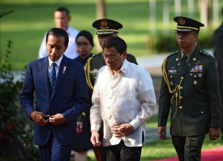 Indonesia's President Joko Widodo (L) walks with Philippine President Rodrigo Duterte (C) after they inspected a guard of honour during a welcoming ceremony at the Malacanang Palace in Manila on April 28, 2017, ahead of the Association of Southeast Asian Nations (ASEAN) summit. The Association of Southeast Asian Nations (ASEAN) summit in Manila, where leaders will discuss territorial disputes, terrorism and economic integration, takes place in the Philippine capital on April 28-29. / AFP PHOTO / TED ALJIBE