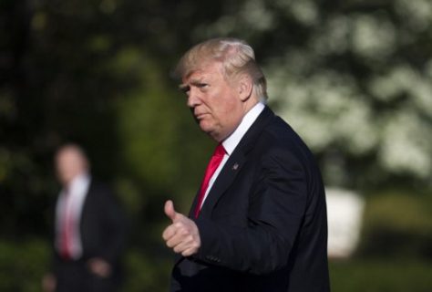 US President Donald Trump gives a thumbs-up after arriving on Marine One on the South Lawn of the White House in Washington, DC, April 28, 2017, following a trip to Atlanta, Georgia. / AFP PHOTO / SAUL LOEB
