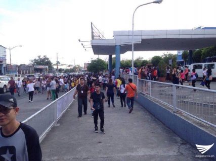 People rushed out of a mall after a series of strong quakes shook Batangas province. (Eagle News Service)