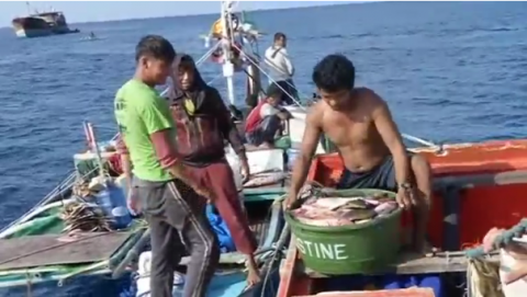 Filipino fishermen are able to fish inside a disputed shoal in the South China Sea after tensions between China and the Philippines have subsided.(photo grabbed from Reuters video)