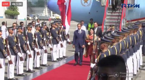 Indonesian President Joko Widodo and his wife are greeted by honor guards as they walk the red carpet at the Villamor Air Base shortly after their plane touched down at past 2 p.m. (Photo grabbed from Facebook live of Presidential Communications facebook page)