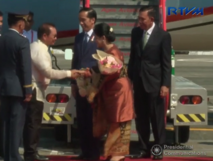 Indonesian President Joko Widodo and his wife is greeted by Philippine officials led by Agriculture Secretary Emmanuel "Manny" Piñol at the Villamor Air Base at past 2 in the afternoon, Friday, April 28, 2017.  (Eagle News Service)