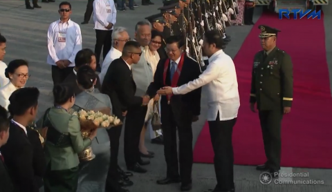 Lao People’s Democratic Republic (PDR) Prime Minister Thoungloun Sisoluith is greeted upon his arrival in Manila for the ASEAN Summit. (Photo grabbed from RTVM video)