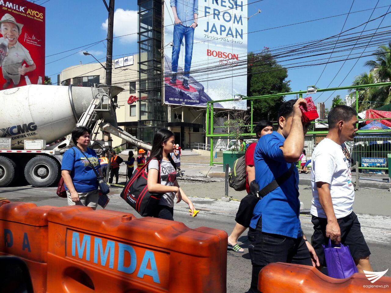 Due to the road closure, commuters were forced to walk from Edsa Crossing (Shaw) to Megamall where they could hail public utility vehicles. Erwin Temperante, Eagle News Service