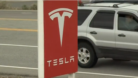 A hazardous material spill at Tesla Inc's Gigafactory battery plant in Nevada is investigated by emergency workers but there are no serious injuries, the company says.(photo grabbed from Reuters video)