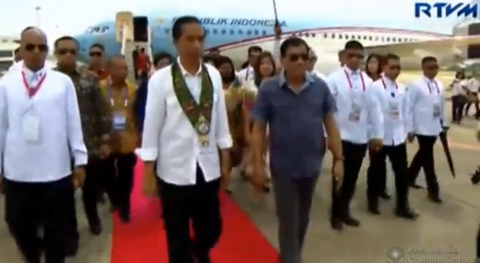 Indonesian President Joko Widodo and counterpart Rodrigo Duterte launch a shipping route between the Philippines and Indonesia to further boost trade between the two countries. (Photo grabbed from Reuters video)