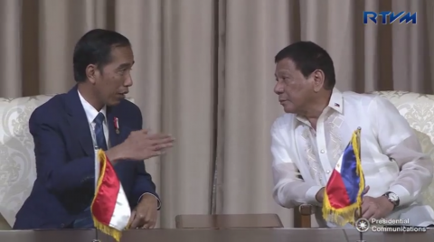 Indonesian President Joko Widodo and Philippine President Rodrigo Duterte talk prior to the signing of various agreements between Indonesia and the Philippines (Photo grabbed from RTVM video)