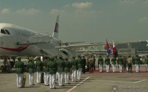 The plane bringing the Cambodian Prime Minister that landed at the NAIA on Friday afternoon, April 28, 2017.(RTVM videograb)