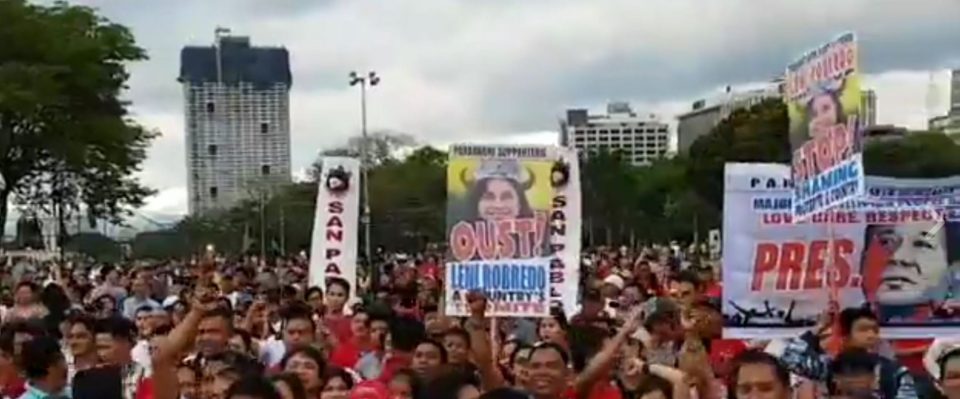 The "Palit Bise" rally on Sunday, April 2, 2017 at the Quirino Grandstand in Rizal Park. (Photo snipped from Thinking Pinoy's facebook post.)