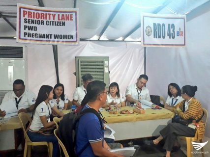 BIR officers attend to Filipinos trying to beat the tax payment deadline today, Monday, April 17, 2017. (Photo by Aily Millo, Eagle News Service)