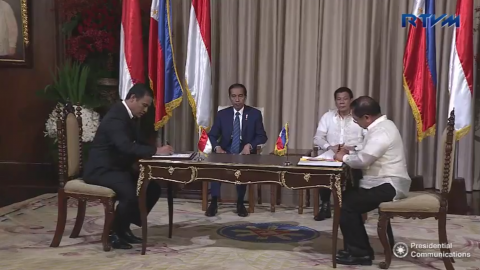 The signing of the agreement on agriculture by the ministers of agriculture of Philippines and Indonesia. (Photo grabbed from RTVM video)