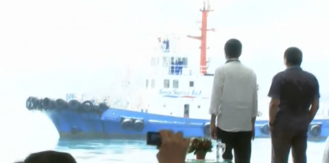 Indonesian President Joko Widodo and counterpart Rodrigo Duterte launch a shipping route between the Philippines and Indonesia to further boost trade between the two countries.  (Photo grabbed from Reuters video)