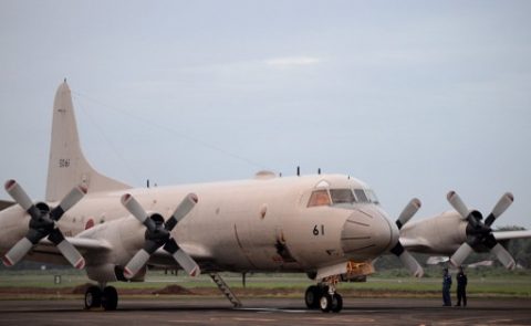 A Japanese Maritime Self-Defense Force Lockheed P-3C Orion patrol aircraft is pictured on the tarmac before taking off as part of a joint training exercise with the Philippines, at Antionio Bautista Airbase in Puerto Princesa on the western Philippine island of Palawan on June 24, 2015. Japan and the Philippines flew patrol planes near disputed South China Sea waters for the second straight day on June 24, defying Chinese warnings. The Japanese P-3C Orion and a Philippine navy islander flew on a search and rescue drill 50 nautical miles (92.6 kilometres) northwest of Palawan island, officials said. AFP PHOTO / NOEL CELIS / AFP PHOTO / NOEL CELIS