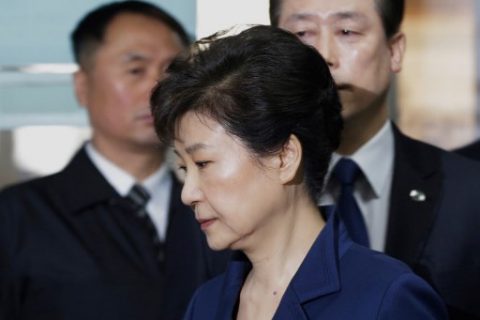 South Korea's ousted president Park Geun-Hye (front) arrives for questioning on her arrest warrant at the Seoul Central District Court in Seoul on March 30, 2017. Park arrived at court on March 30 for a hearing to decide whether she should be arrested over the corruption and abuse of power scandal that brought her down. / AFP PHOTO / POOL / Ahn Young-joon