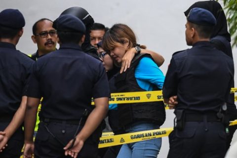 Vietnamese national Doan Thi Huong (C) is escorted by Malaysian police after a court appearance with Indonesian national Siti Aisyah (not pictured) at the magistrates' court in Sepang on April 13, 2017, for their alleged role in the assassination of Kim Jong-Nam, the half-brother of North Korean leader Kim Jong-Un. Kim Jong-Nam, the half-brother of North Korean leader Kim Jong-Un was assassinated in Malaysia on February 14. / AFP PHOTO / MOHD RASFAN