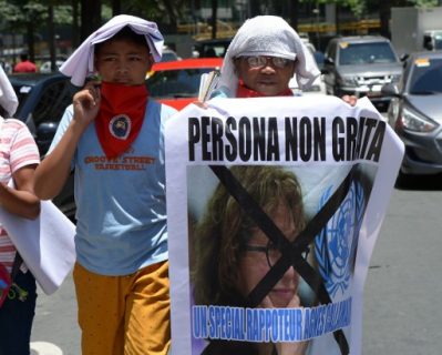 Pro-President Rodrigo Duterte protesters carry placards during a rally in front of the United Nations (UN) office in the financial district of Manila on May 8, 2017.  The protesters criticised United Nations' (UN) special rapporteur on extrajudicial killings, Agnes Callamard, as she made an unofficial visit to the Philippines on May 5, that angered President Rodrigo Duterte. / AFP PHOTO / TED ALJIBE