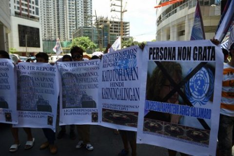Pro-President Rodrigo Duterte protesters carry placards during a rally in front of the United Nations (UN) office in the financial district of Manila on May 8, 2017.  The protesters criticised United Nations' (UN) special rapporteur on extrajudicial killings, Agnes Callamard, as she made an unofficial visit to the Philippines on May 5, that angered President Rodrigo Duterte. / AFP PHOTO / TED ALJIBE
