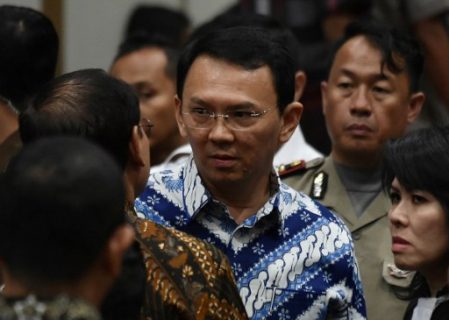Jakarta's Christian governor Basuki Tjahaja Purnama (C), popularly known as Ahok, speaks to his lawyers after judges delivered their sentence during the verdict in his blasphemy trial in Jakarta on May 9, 2017. Jakarta's Christian governor was jailed for two years on May 9 after being found guilty of committing blasphemy, capping a saga seen as a test of religious tolerance in the world's most populous Muslim-majority nation. / AFP PHOTO / POOL / BAY ISMOYO