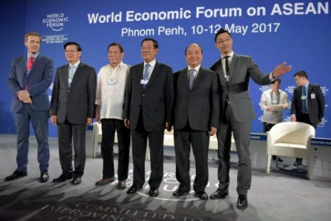 Laos Prime Minister Thongloun Sisoulith (2nd L), Philippine President Rodrigo Duterte (3rd L), Cambodia's Prime Minister Hun Sen (C) and Vietnam's Prime Minister Nguyen Xuan Phuc (Center R) pose for a group photo during the opening of World Economic Forum on Asean in Phnom Penh on May 11, 2017. Cambodia host the World Economic Forum on Asean in Phnom Penh from May 10 to 12. / AFP PHOTO / TANG CHHIN SOTHY