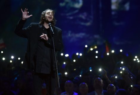 (FILES) This file photo taken on May 9, 2017 shows Portugal's Salvador Sobral performing the song 'Amar Pelos Dois' (Love for both) during the first semi-final of the Eurovision Song Contest 2017 at the International Exhibition Centre in Kiev. Now among the favorites of the Eurovision music contest, 27-year-old Portuguese singer Salvador Sobral, few weeks ago was a complete unknown waiting for a heart transplant before conquering Europe with his crooner's voice charm, free of any artifice. / AFP PHOTO / Sergei SUPINSKY / TO GO WITH AFP STORY "Eurovision: Salvador Sobral, crooner à coeur ouvert venu du Portugal" BY BRUNO CRAVO