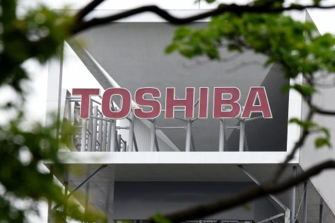 The logo of troubled conglomerate Toshiba is seen at the headquarters in Tokyo on May 15, 2017. Troubled conglomerate Toshiba on May 15 said it will delay reporting its annual earnings for the past fiscal year, but warned it is on track to book a net loss of 950 billion yen ($8.4 billion). / AFP PHOTO / Toru YAMANAKA