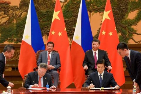 Chinese President Xi Jinping (top R) and Philippines President Rodrigo Duterte (top l) attend a signing ceremony after their bilateral meeting during the Belt and Road Forum for International Cooperation at the Great Hall of the People in Beijing on May 15, 2017. / AFP PHOTO / POOL / Etienne Oliveau