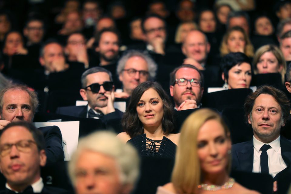 French actress Marion Cotillard (C), French actor Mathieu Amalric (R) and French director Arnaud Desplechin attend on May 17, 2017 the opening ceremony of the 70th edition of the Cannes Film Festival in Cannes, southern France. / AFP PHOTO / Valery HACHE