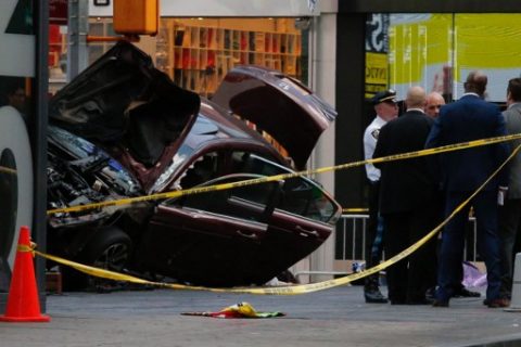 Police officers secure the area near a car after it plunged into pedestrians in Times Square in New York on May 18, 2017. The man who drove a car into a crowd in Times Square on Thursday, killing one person and injuring 22 others, served in the US Navy and has a criminal record, New York's mayor said, adding authorities did not believe it was a terror attack. / AFP PHOTO / EDUARDO MUNOZ ALVAREZ