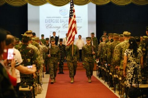 Members of US marines guards march during the closing ceremony of the annual joint US-Philippines military exercise in Manila on May 19, 2017.  The Philippines and the United States launched annual military exercises on May 8 but the longtime allies scaled them down  which focuses only on counter-terrorism and disaster relief in line with President Rodrigo Duterte's pivot to China and Russia. / AFP PHOTO / TED ALJIBE