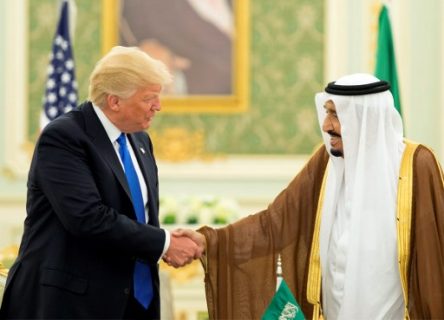 A handout picture provided by the Saudi Royal Palace on May 20, 2017, shows US President Donald Trump (L) and Saudi Arabia's King Salman bin Abdulaziz al-Saud shaking hands during a signing ceremony at the Saudi Royal Court in Riyadh. / AFP PHOTO / Saudi Royal Palace / BANDAR AL-JALOUD / RESTRICTED TO EDITORIAL USE - MANDATORY CREDIT "AFP PHOTO / SAUDI ROYAL PALACE / BANDAR AL-JALOUD" - NO MARKETING - NO ADVERTISING CAMPAIGNS - DISTRIBUTED AS A SERVICE TO CLIENTS