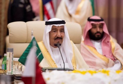 A handout picture provided by the Saudi Royal Palace on May 21, 2017, shows Saudi's King Salman bin Abdulaziz al-Saud attending a meeting with leaders of the Gulf Cooperation Council and the US president at the King Abdulaziz Conference Center in Riyadh. / AFP PHOTO / Saudi Royal Palace / BANDAR AL-JALOUD / RESTRICTED TO EDITORIAL USE - MANDATORY CREDIT "AFP PHOTO / SAUDI ROYAL PALACE / BANDAR AL-JALOUD" - NO MARKETING - NO ADVERTISING CAMPAIGNS - DISTRIBUTED AS A SERVICE TO CLIENTS